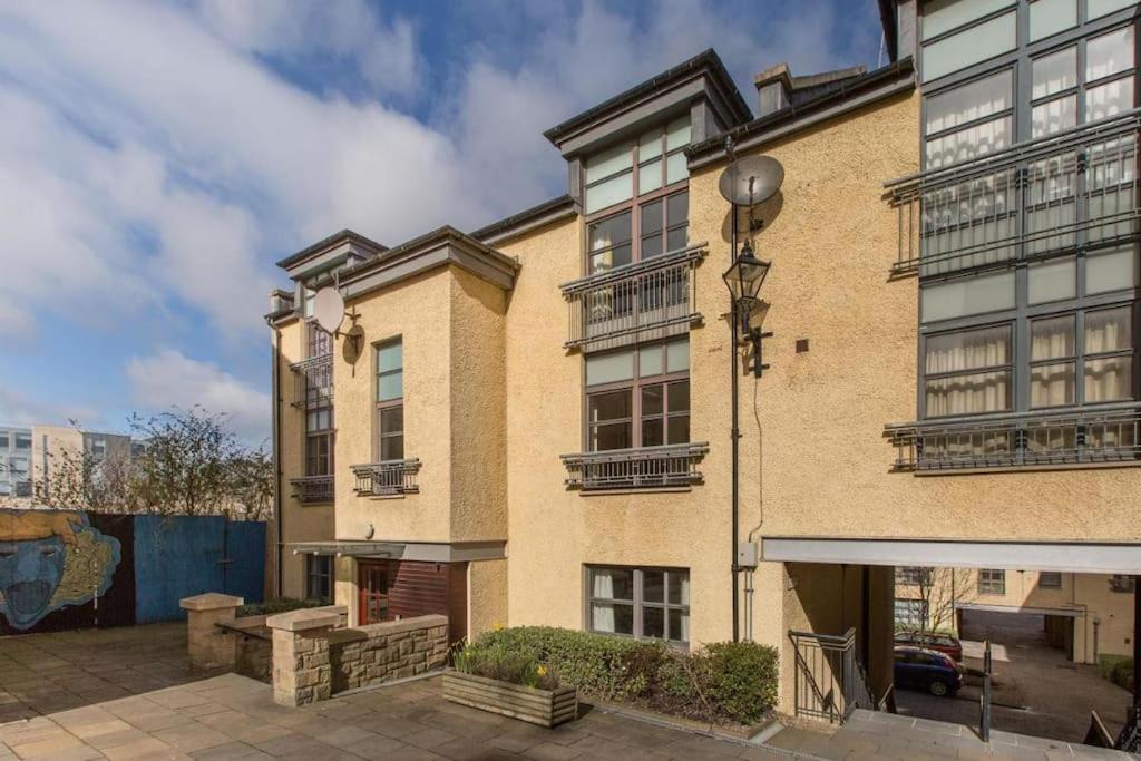 Next To The Palace And Royal Mile With Parking 에든버러 외부 사진