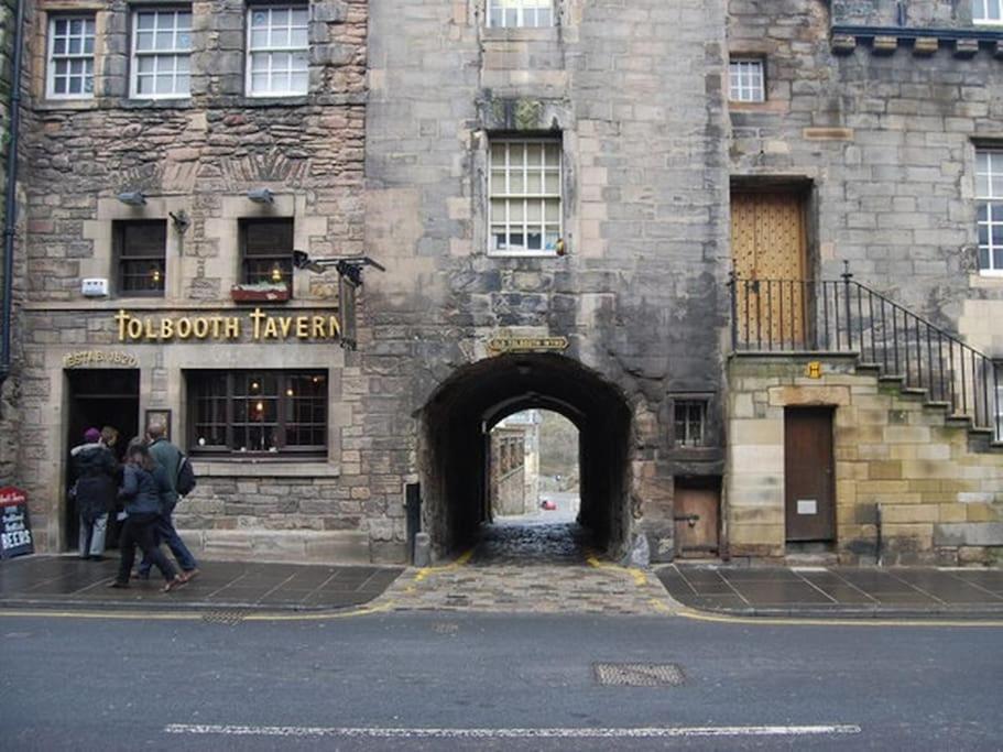 Next To The Palace And Royal Mile With Parking 에든버러 외부 사진