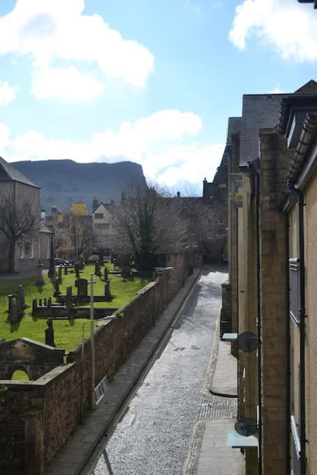 Next To The Palace And Royal Mile With Parking 에든버러 외부 사진