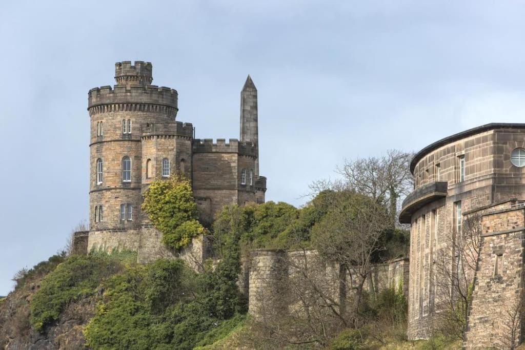 Next To The Palace And Royal Mile With Parking 에든버러 외부 사진