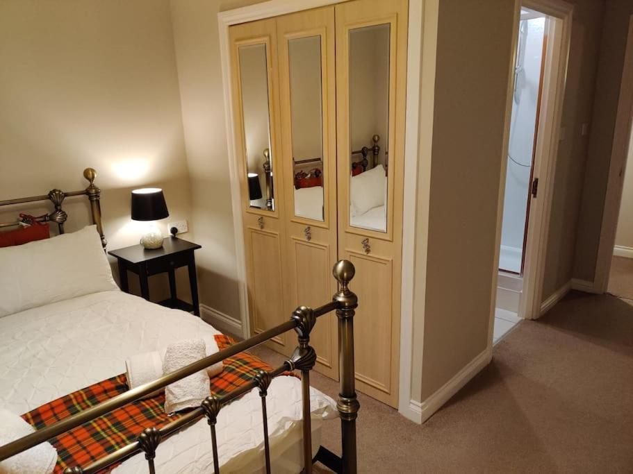 Next To The Palace And Royal Mile With Parking 에든버러 외부 사진